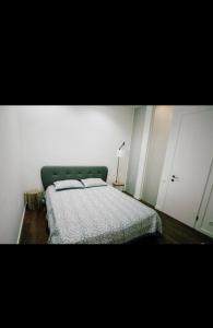 Postel nebo postele na pokoji v ubytování King David Cosy 2 Bedroom Apartment