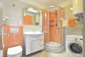 Kúpeľňa v ubytovaní Cozy beach apartment Split