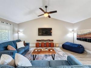 クリアウォーターにあるPool - Fire Pit - Fenced Yard - 5 mi to Beachのリビングルーム(青いソファ、天井ファン付) +59枚の写真