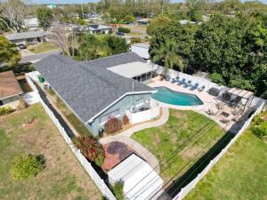 クリアウォーターにあるPool - Fire Pit - Fenced Yard - 5 mi to Beachのプール付きの家の航空写真