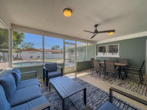 クリアウォーターにあるPool - Fire Pit - Fenced Yard - 5 mi to Beachの青いソファとテーブルのあるリビングルーム