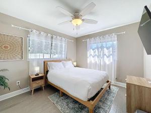 クリアウォーターにあるPool - Fire Pit - Fenced Yard - 5 mi to Beachのベッドと天井扇風機のある寝室