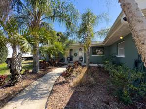 クリアウォーターにあるPool - Fire Pit - Fenced Yard - 5 mi to Beachの前にヤシの木がある家