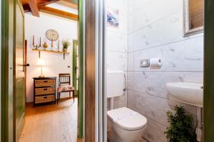 Koupelna v ubytování Kuća za odmor uz rijeku Slapnica, u Parku prirode Žumberak, finska sauna i jacuzzi