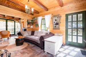 Posezení v ubytování Kuća za odmor uz rijeku Slapnica, u Parku prirode Žumberak, finska sauna i jacuzzi