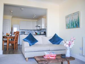 una sala de estar con un sofá y una mesa en 4 Lyndhurst, en Salcombe