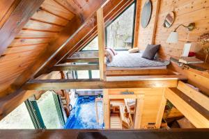 Postel nebo postele na pokoji v ubytování Kuća za odmor uz rijeku Slapnica, u Parku prirode Žumberak, finska sauna i jacuzzi