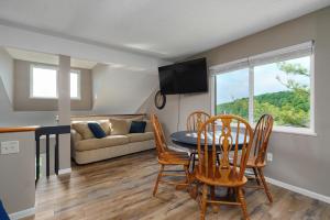 TV a/nebo společenská místnost v ubytování Red Oak 916