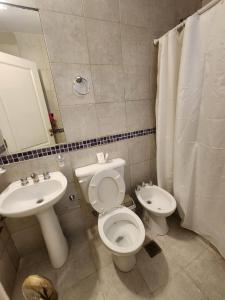 ein Badezimmer mit Toilette und Waschbecken in der Unterkunft Los Cedros 43 in Salta