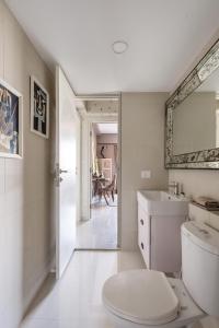 Ένα μπάνιο στο Golden Glen Residence By Red Olive Hebbal Aster CMI +21 φωτογραφίες