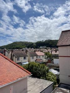 スランディドノにあるRossmere sea viewの家並みと山並みの街並み