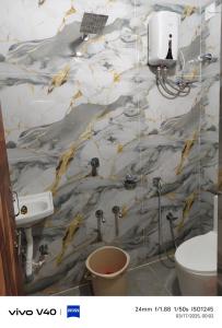 a bathroom with aige and white marble wall at AJ srinivasa HOMESTAY in Tirupati