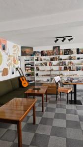 Predel za sedenje v nastanitvi Traveler Hostel