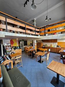 Predel za sedenje v nastanitvi Traveler Hostel