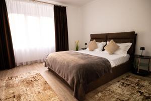 卡兰塞贝什Aly&Emy的一间带大床和大窗户的卧室