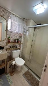 a bathroom with a toilet and a shower at Apartamento Vista Mar - Área de Lazer - Poucos Minutos do Mar in Itapema +20 photos