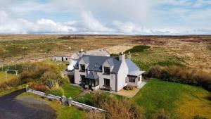 una vista aerea di una grande casa in un campo di Isle-of-Lewis delightful cosy croft house retreat a Barvas