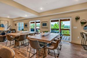 Posezení v ubytování Wow-High End Decor-Golf Cart-Games-Free Attraction Tickets-Upgraded Amenities-Hot Tub