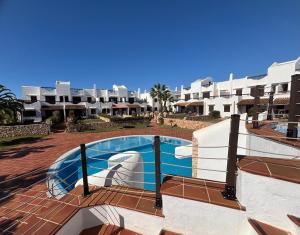 een zwembad voor een groot gebouw bij Hippie und Famila Paraiso in Cala d´Or