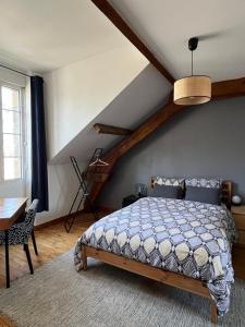 una camera da letto con un letto e un soffitto in legno di Duplex de charme en centre ville avec terrasse a Brive-la-Gaillarde