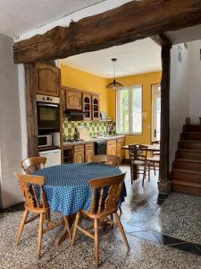 O bucătărie sau chicinetă la Maison charmante à Saint-Valery-en-Caux avec jardin clos