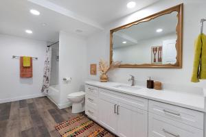 Vannituba majutusasutuses 9BR 6BA Amenity Filled with Pool, Sauna, Ping Pong, Game Room and More