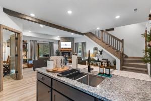 Η κουζίνα ή μικρή κουζίνα στο Private Hot Tub-Free Daily Tickets-Desk-Arcade-Cmty Indoor Pool-Firepit