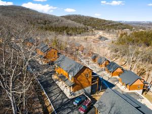 una vista aérea de un grupo de tiendas de campaña en un bosque en Multiple Arcades-Private Hot Tub-Cmty Indoor Pool-Free Daily Tickets-Water View-Cmty Dog Park, en Hollister