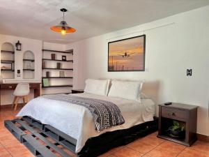 底拉斯卡拉Hotel Boutique Casa Catalá的卧室里有一张床和一张书桌