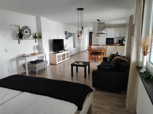 een woonkamer met een bank en een tafel bij Ferienwohnung Bühlingen in Rottweil +16 foto's