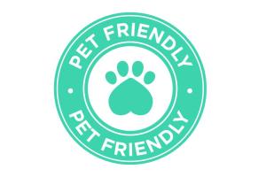 un sello verde con el texto que admite mascotas internacional en Spacious House with Private Pool Kitchen, en Teixoso