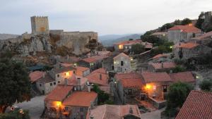 una vista di un villaggio con un castello di Private V3 Equipped Kitchen a Teixoso Altre 20 foto
