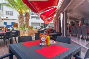 A restaurant or other place to eat at Apartamentos Puet