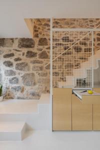 eine Küche mit einer Steinmauer in der Unterkunft Casa Dorado in Pontevedra + 5 Fotos