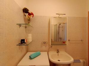 Et badeværelse på Miki1 - con piscina e campo da tennis