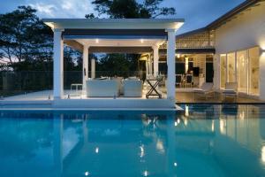 Πισίνα στο ή κοντά στο Camellia Ranch Villa Galle