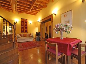 Domus Navona Pantheon في روما: غرفة معيشة مع طاولة مع إناء من الزهور عليها