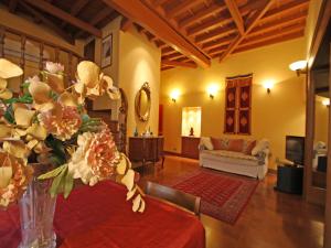 Domus Navona Pantheon في روما: غرفة معيشة مع طاولة مع إناء من الزهور