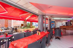 A restaurant or other place to eat at Apartamentos Puet Még 37 kép