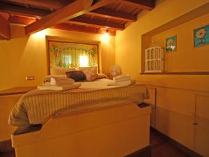 Domus Navona Pantheon في روما: غرفة نوم بها سرير مع مناشف عليه