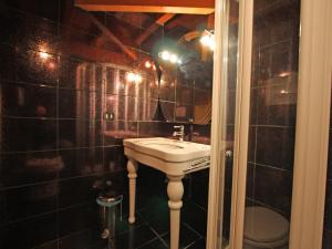 Domus Navona Pantheon في روما: حمام مزود بحوض ومِرآة +10 صور