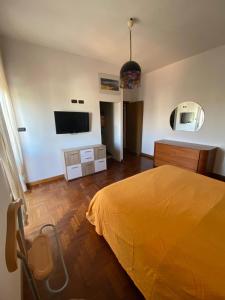 une chambre avec un lit et une télévision à écran plat dans l'établissement Appartamento Luminoso a Carbonia (I.U.N. Q8271), à Carbonia