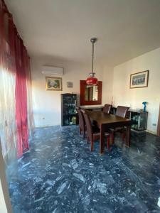 une salle à manger avec un étage couvert d'eau dans l'établissement Appartamento Luminoso a Carbonia (I.U.N. Q8271), à Carbonia