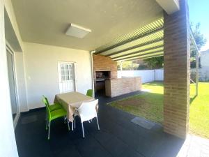 un patio con tavolo e sedie su un patio di Soleado Pampa a Santa Rosa