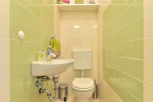 Kúpeľňa v ubytovaní Cozy beach apartment Split