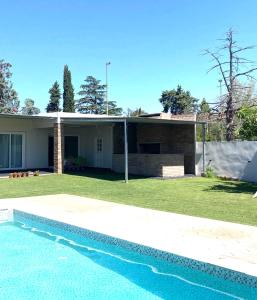 una casa con piscina nel cortile di Soleado Pampa a Santa Rosa