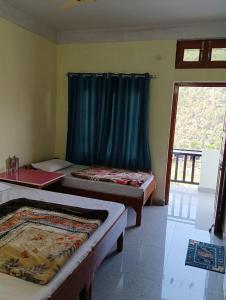 BarkotDevlok Tourist Complex的有两张床和一扇窗户的房间