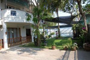 een huis met een hangmat in de tuin bij Orchid Villa in Negombo