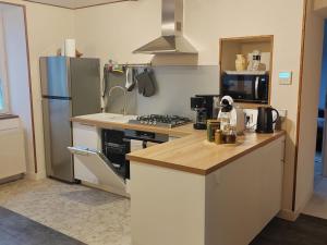 eine Küche mit Herd und Kühlschrank in der Unterkunft Maison avec jardin clos à Villabon - FR-1-586-55 in Villabon