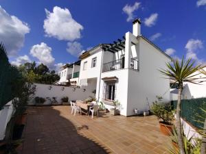 a white house with a patio in front of it at El mirador de El Bosque in El Bosque